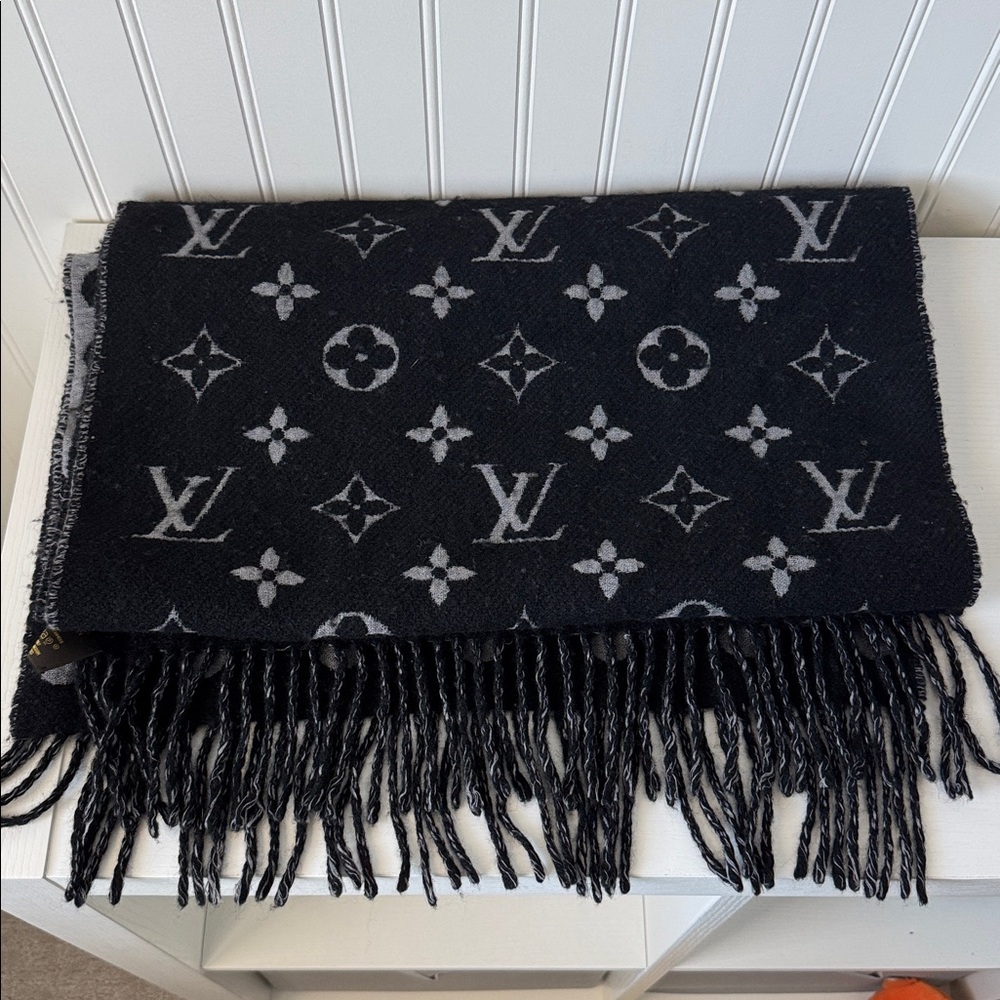 Louis Vuitton Black and Gray Polka Dot Scarf - Picture 2 of 6